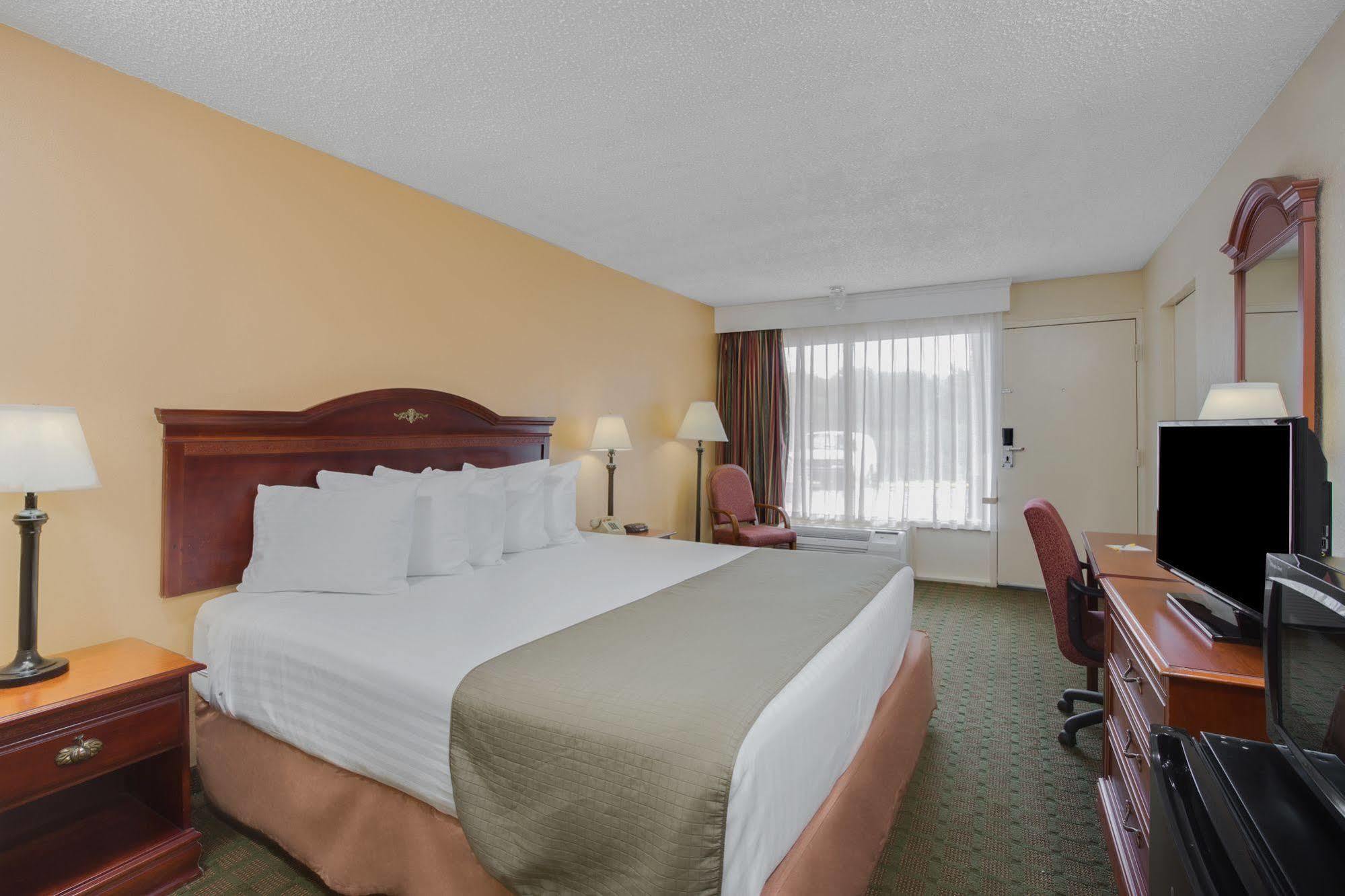 Days Inn By Wyndham Asheville West Candler Esterno foto